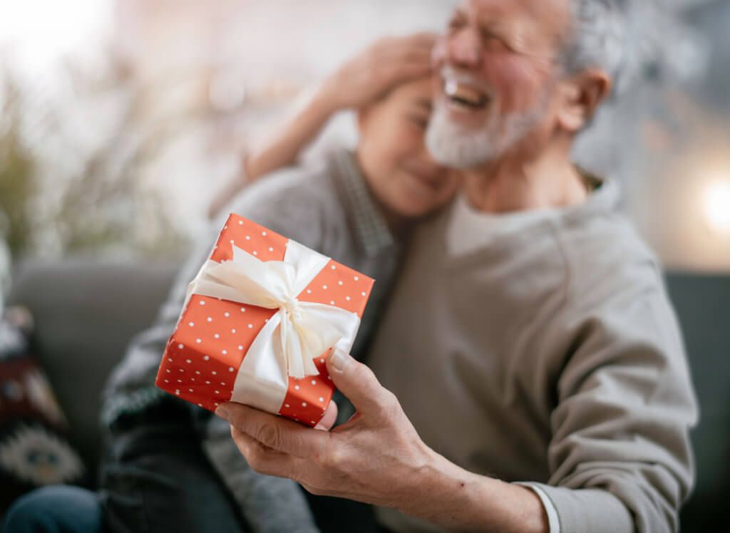 https://reviewsranked.com/content/images/2022/11/grandpa-golf-gifts.jpg