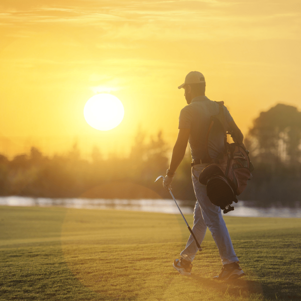 Best Sunday Golf Bag - It's Under 2 lbs, Has Legs And A Cooler